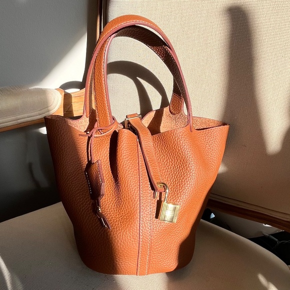 Fashion Fun Tan Leather Bucket Bag with Gold Tone  Lock and Key - Picture 2 of 13